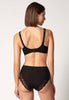 Rückansicht von einem Damen-Model, das HU black mikrofaser Minimizer BH trägt