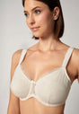 Nahaufnahme von einem Damen-Model, das HU bridal blush mikrofaser Minimizer BH trägt