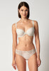 Vorderansicht von einem Damen-Model, das HU bridal blush mikrofaser Schalen BH trägt