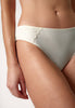 Nahaufnahme von einem Damen-Model, das HU ivory mikrofaser Rio Slip trägt