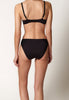Rückansicht von einem Damen-Model, das HU black mikrofaser Rio Slip trägt