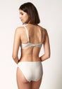Rückansicht von einem Damen-Model, das HU ivory mikrofaser Schalen BH trägt
