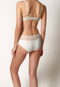 Rückansicht von einem Damen-Model, das HU ivory mikrofaser Panty trägt