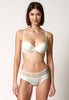 Vorderansicht von einem Damen-Model, das HU ivory mikrofaser Push-up BH trägt