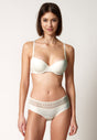 Vorderansicht von einem Damen-Model, das HU ivory mikrofaser Push-up BH trägt