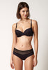 Vorderansicht von einem Damen-Model, das HU black mikrofaser Push-up BH trägt