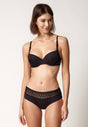 Vorderansicht von einem Damen-Model, das HU black mikrofaser Push-up BH trägt
