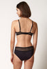 Rückansicht von einem Damen-Model, das HU black mikrofaser Push-up BH trägt