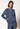 Vorderansicht von einem Damen-Model, das HU faded denim baumwolle Lounge Jacke trägt
