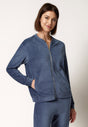 Vorderansicht von einem Damen-Model, das HU faded denim baumwolle Lounge Jacke trägt