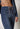 Nahaufnahme von einem Damen-Model, das HU faded denim baumwolle Lounge Hose trägt