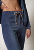 Nahaufnahme von einem Damen-Model, das HU faded denim baumwolle Lounge Hose trägt