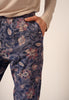 Nahaufnahme von einem Damen-Model, das HU denim floralpaisley baumwolle Hose 7/8 trägt