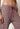Nahaufnahme von einem Damen-Model, das HU rose denim stripes baumwolle Hose lang trägt