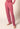 Vorderansicht von einem Damen-Model, das HU rose wine modal/viskose/tencel Hose lang trägt