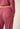 Nahaufnahme von einem Damen-Model, das HU rose wine modal/viskose/tencel Hose lang trägt