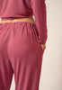Nahaufnahme von einem Damen-Model, das HU rose wine modal/viskose/tencel Hose lang trägt