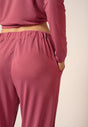 Nahaufnahme von einem Damen-Model, das HU rose wine modal/viskose/tencel Hose lang trägt