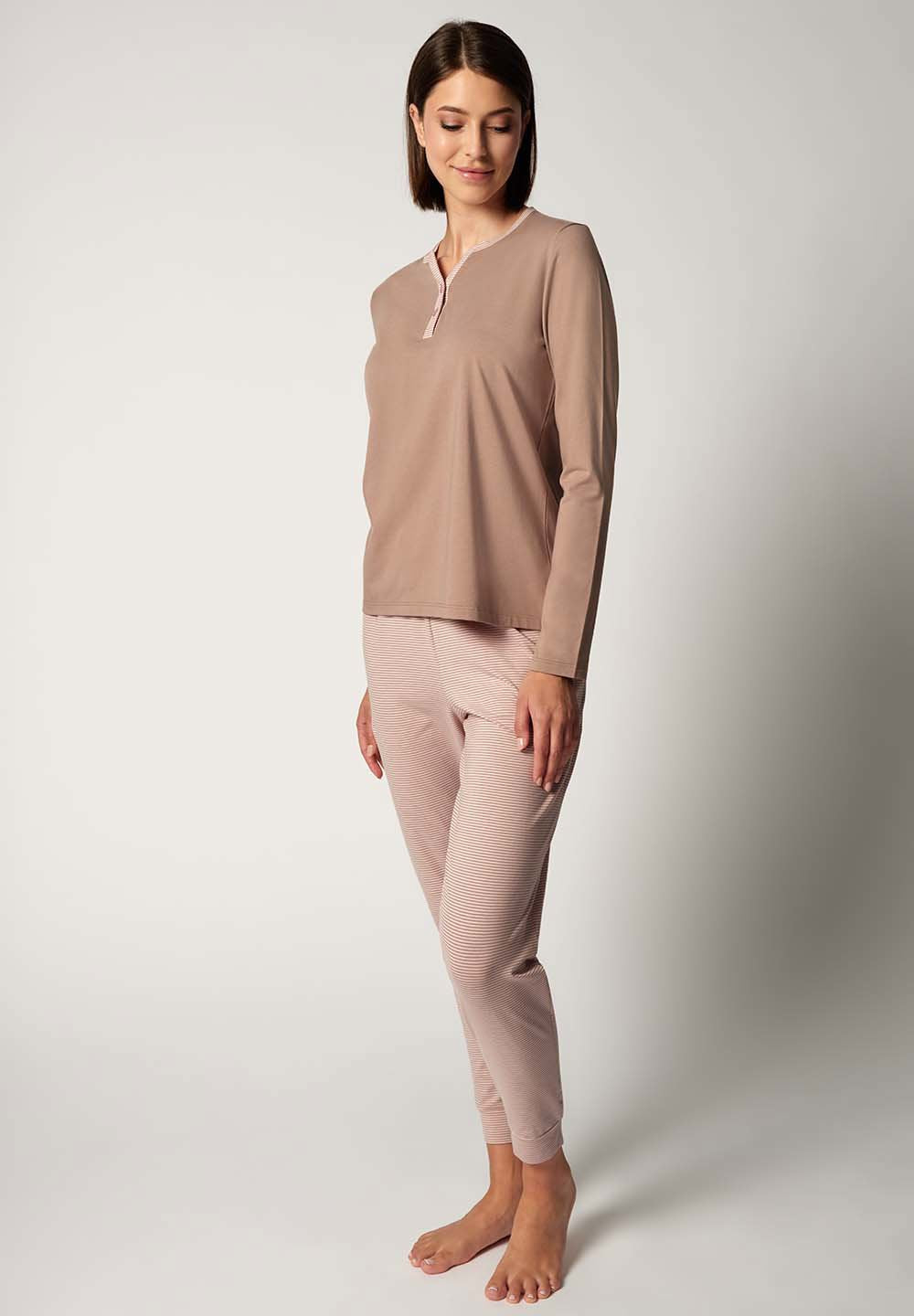 Vorderansicht von einem Damen-Model, das HU mokka baumwolle Pyjama lang trägt