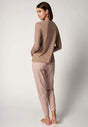 Rückansicht von einem Damen-Model, das HU mokka baumwolle Pyjama lang trägt