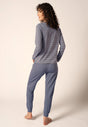 Rückansicht von einem Damen-Model, das HU denim stripes baumwolle Pyjama lang trägt