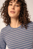 Nahaufnahme von einem Damen-Model, das HU denim stripes baumwolle Pyjama lang trägt