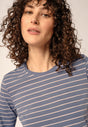 Nahaufnahme von einem Damen-Model, das HU denim stripes baumwolle Pyjama lang trägt