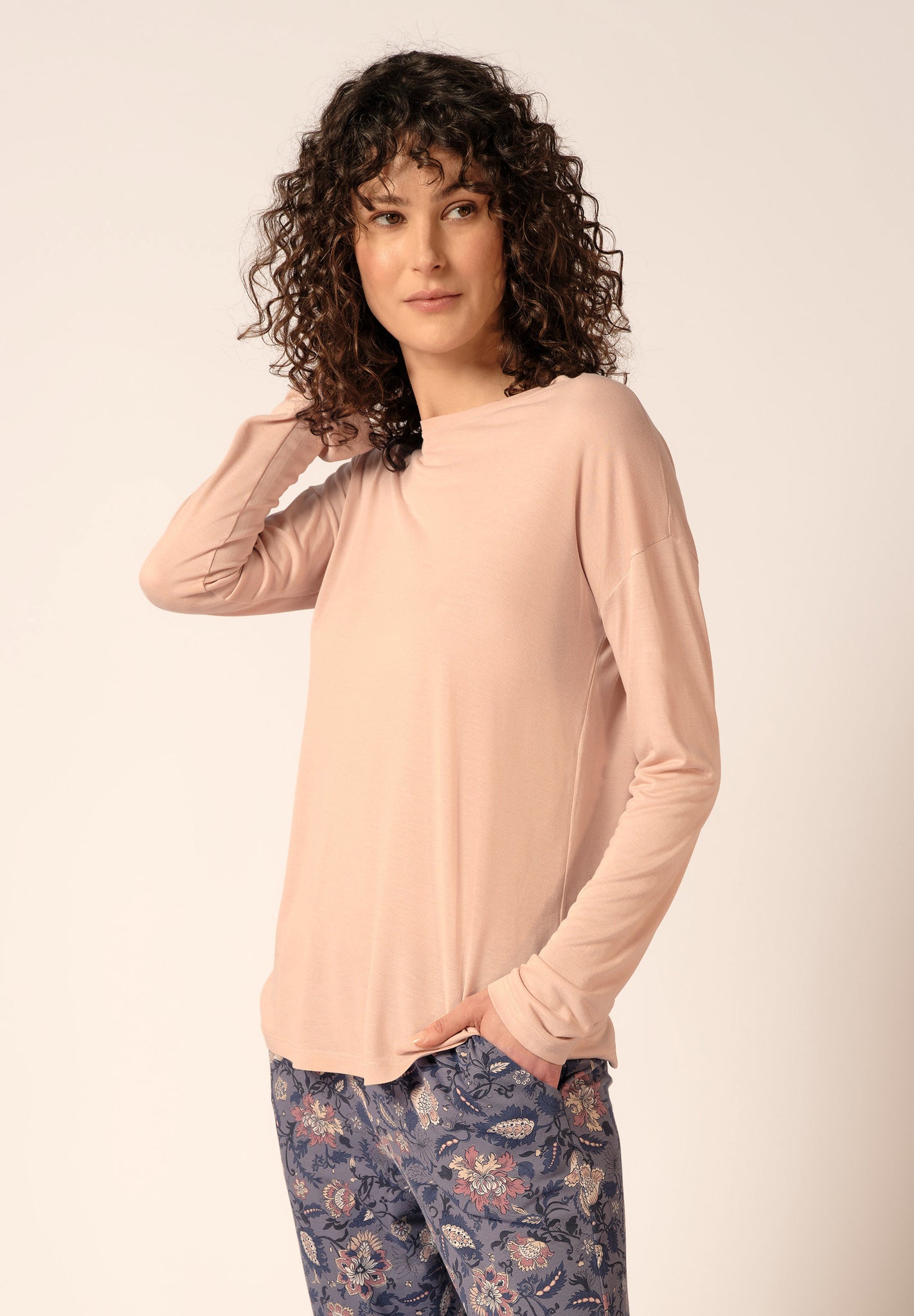 Vorderansicht von einem Damen-Model, das HU dusty rose modal/viskose/tencel Shirt langarm trägt