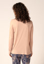Rückansicht von einem Damen-Model, das HU dusty rose modal/viskose/tencel Shirt langarm trägt