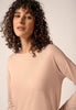 Nahaufnahme von einem Damen-Model, das HU dusty rose modal/viskose/tencel Shirt langarm trägt