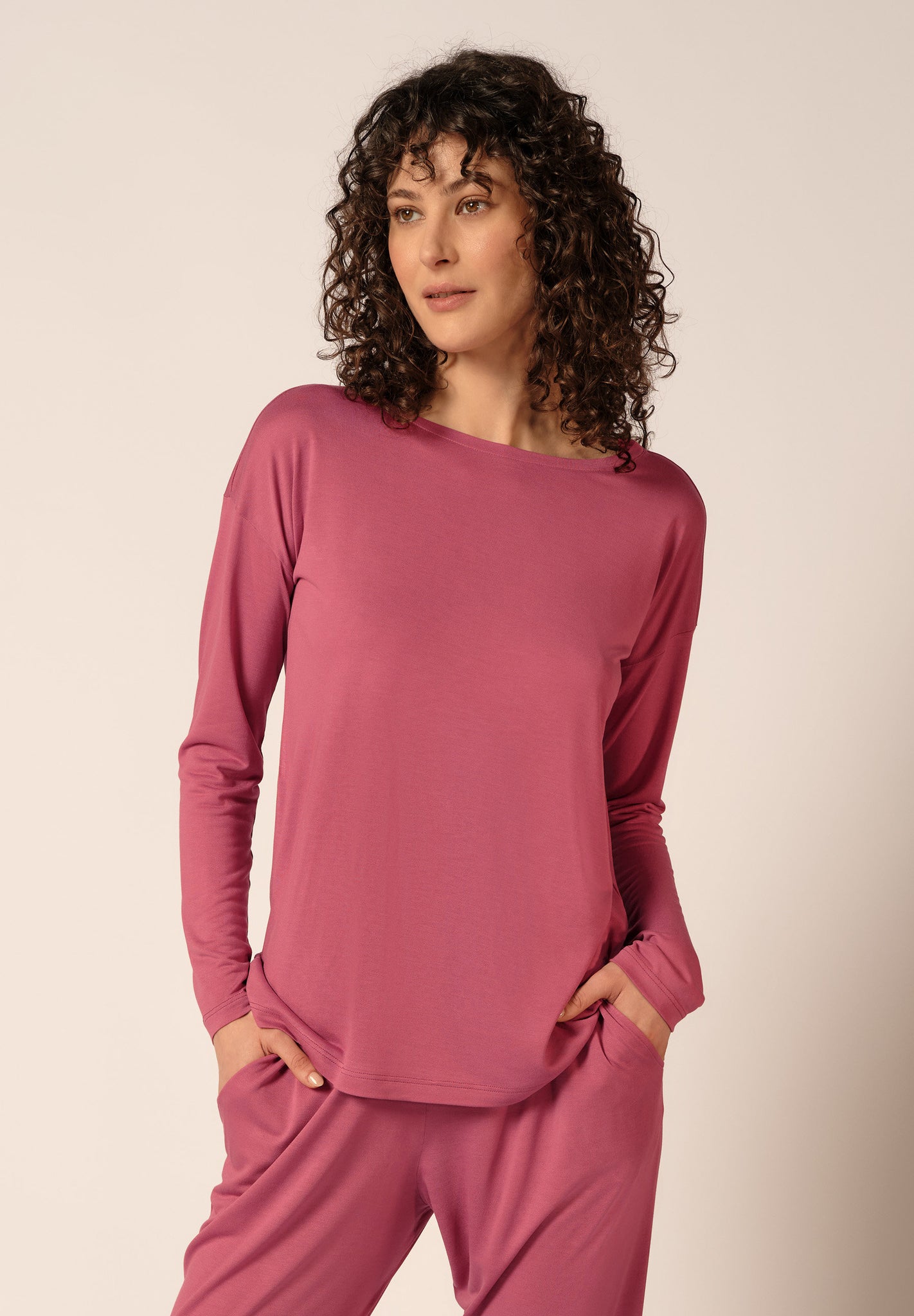 Vorderansicht von einem Damen-Model, das HU rose wine modal/viskose/tencel Shirt langarm trägt