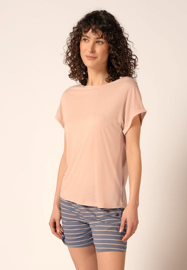 Vorderansicht von einem Damen-Model, das HU dusty rose modal/viskose/tencel Shirt kurzarm trägt