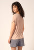 Rückansicht von einem Damen-Model, das HU dusty rose modal/viskose/tencel Shirt kurzarm trägt