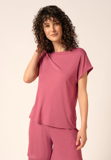 Vorderansicht von einem Damen-Model, das HU rose wine modal/viskose/tencel Shirt kurzarm trägt