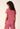 Rückansicht von einem Damen-Model, das HU rose wine modal/viskose/tencel Shirt kurzarm trägt