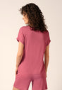 Rückansicht von einem Damen-Model, das HU rose wine modal/viskose/tencel Shirt kurzarm trägt