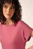 Nahaufnahme von einem Damen-Model, das HU rose wine modal/viskose/tencel Shirt kurzarm trägt