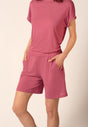 Vorderansicht von einem Damen-Model, das HU rose wine modal/viskose/tencel Shorts mittellang trägt