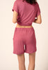 Rückansicht von einem Damen-Model, das HU rose wine modal/viskose/tencel Shorts mittellang trägt