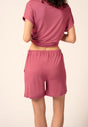 Rückansicht von einem Damen-Model, das HU rose wine modal/viskose/tencel Shorts mittellang trägt