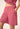 Nahaufnahme von einem Damen-Model, das HU rose wine modal/viskose/tencel Shorts mittellang trägt