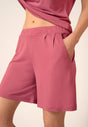 Nahaufnahme von einem Damen-Model, das HU rose wine modal/viskose/tencel Shorts mittellang trägt
