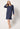 Vorderansicht von einem Damen-Model, das HU dressblue dots baumwolle Nachthemd langarm trägt