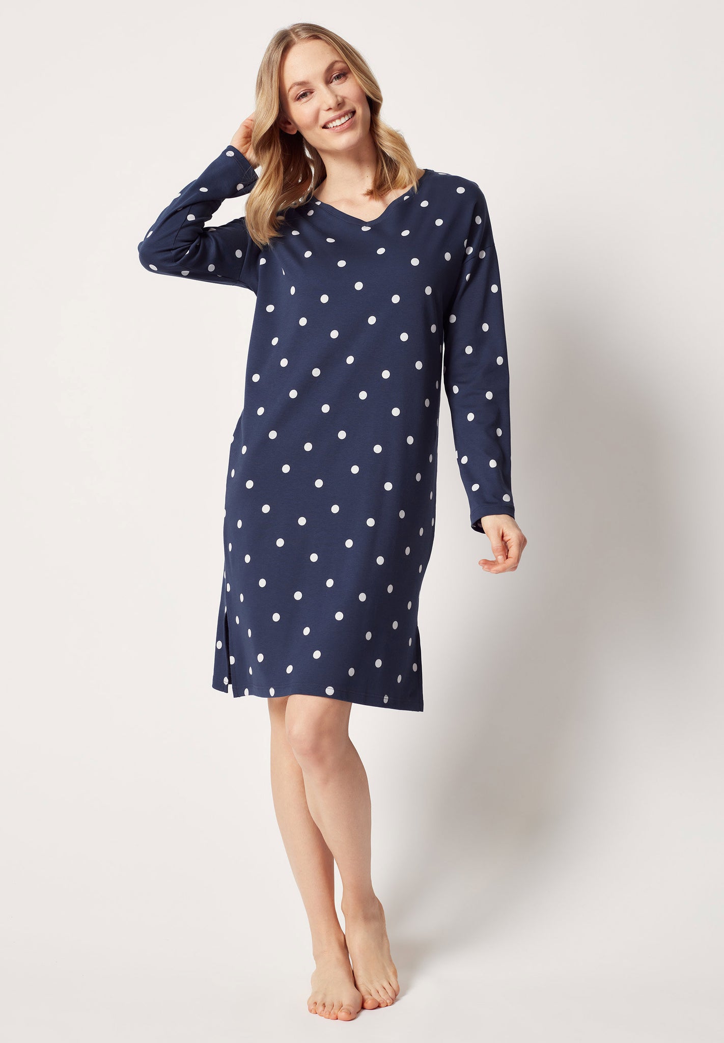 Vorderansicht von einem Damen-Model, das HU dressblue dots baumwolle Nachthemd langarm trägt