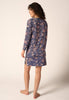 Rückansicht von einem Damen-Model, das HU denim floralpaisley baumwolle Nachthemd langarm trägt