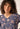 Nahaufnahme von einem Damen-Model, das HU denim floralpaisley baumwolle Nachthemd langarm trägt