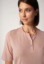 Nahaufnahme von einem Damen-Model, das HU mokkarose stripes baumwolle Nachthemd kurzarm trägt