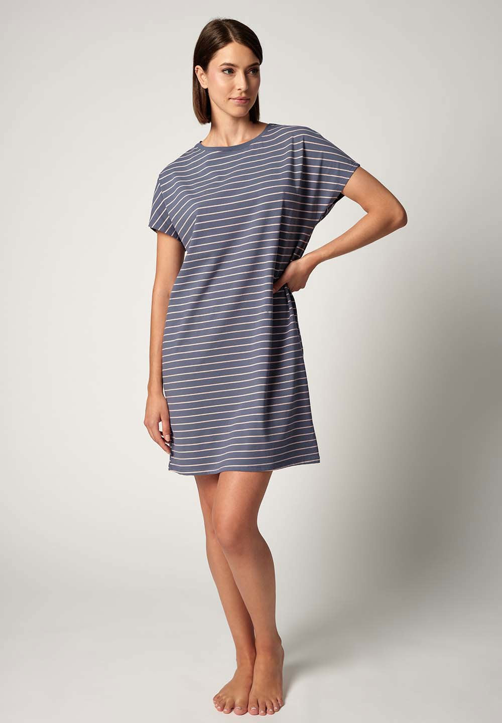 Vorderansicht von einem Damen-Model, das HU denim stripes baumwolle Nachthemd kurzarm trägt