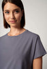 Nahaufnahme von einem Damen-Model, das HU faded denim baumwolle Nachthemd kurzarm trägt