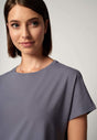 Nahaufnahme von einem Damen-Model, das HU faded denim baumwolle Nachthemd kurzarm trägt